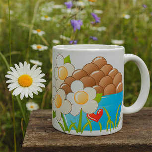 Eieren in blauwe kom met bloemen en hart koffiemok