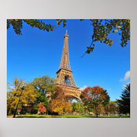 Eiffeltoren met herfstbomen en bladeren