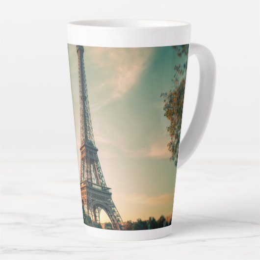 Eiffeltoren werpt kussen op latte mok (Rechterhoek)