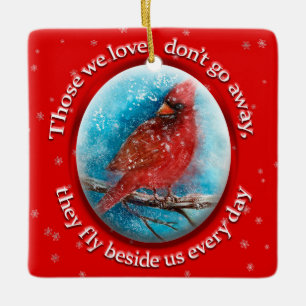 Eigen kerstmandinale sneeuwvlokken op rood keramisch ornament