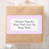 Eigen witte pooldots op het roze baklabel etiket (Insitu)