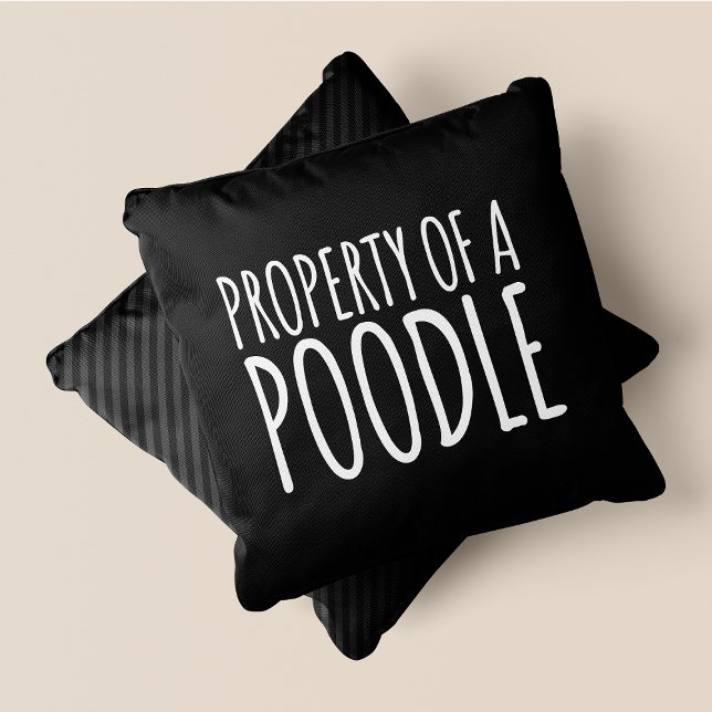 Eigendom van een poedel chic, Schattige & grappig  Kussen (Property Of A Poodle Chic, Cute & Funny Black Throw Pillow)