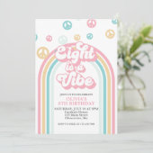 Eight is a Vibe Retro Zomer Regenboog Uitnodiging (Staand voorkant)
