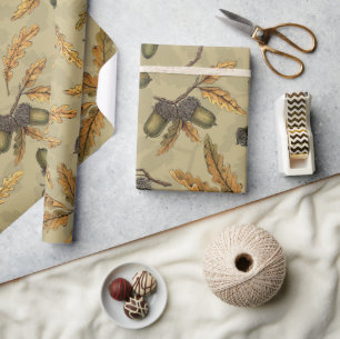 Eikels en eikenbladeren op ecru cadeaupapier