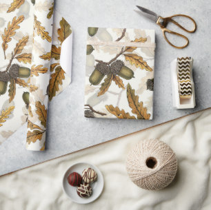 Eikels en eikenbladeren op gebroken wit cadeaupapier