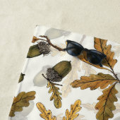 Eikels en eikenbladeren op gebroken wit strandlaken (In situ)