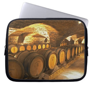 Eiken vaten in de kelder bij Domaine Comte Laptop Sleeve