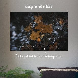 Eikenbladeren en eikels in donkere wateren poster