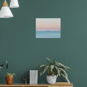 Eiland silhouet aan horizon bij zonsondergang poster