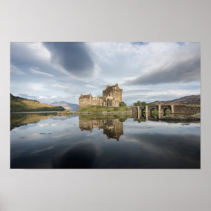 Eilean Donan Castle met reflectie in Schotland Poster