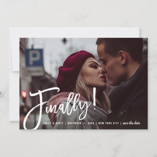 Eindelijk Brush Script Modern Photo Design Save The Date (Voorkant)