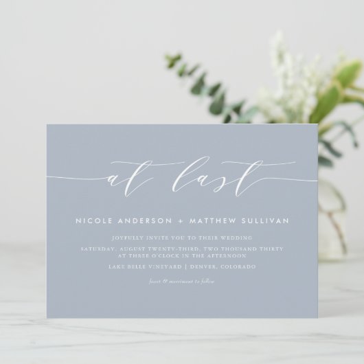 Eindelijk Dusty Blue Minimalist Script Wedding Kaart (Staand voorkant)