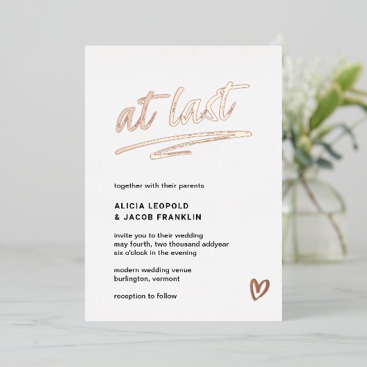 Eindelijk Typografie Modern Bruiloft Folie Uitnodiging (Staand Voorkant)