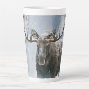 Eland loopt door boreale sneeuw latte mok