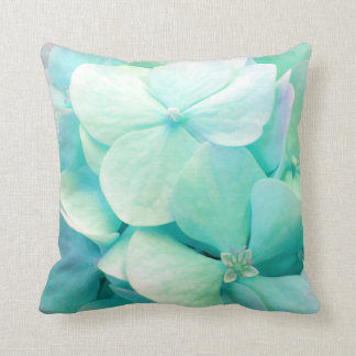 "Elation" mint green Hydrangea floral werp kussen