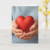 Elderly Woman Holding a Red Heart Kaart (Gele Bloem)