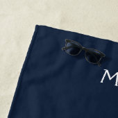 Elégance ancrée : Serviette de plage Monogram pers (En situation)