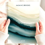 Elégant Abstrait Watercolor Waves Nom personnalisé<br><div class="desc">Ce design époustouflant présente d'élégantes vagues aquarelles dans des tons riches de beige turquoise, bleu et doux, créant un look serein et artistique. Le nom personnalisé et l'année apportent une touche raffinée et unique, parfaite pour les professionnels, les étudiants ou toute personne qui apprécie les conceptions modernes inspirées de l'art....</div>