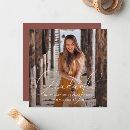Elegant Afstuderen White Script Photo Red Notitiekaartje (Voorkant / Achterkant in situ)