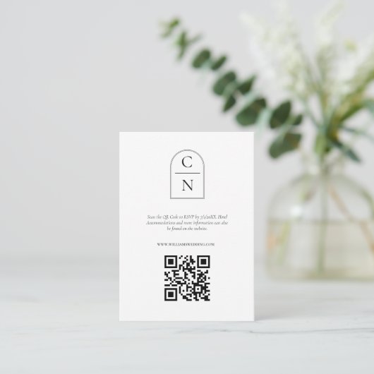 Elegant Arch Monogram QR Code RSVP Informatiekaartje (Staand voorkant)