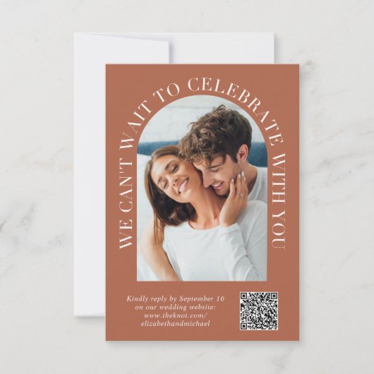 Elegant Arch Photo QR Code Terracotta Wedding RSVP Kaartje (Voorkant)