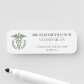 Élégant Badge Nom Vétérinaire DVM Caducée Classiqu (En situation)