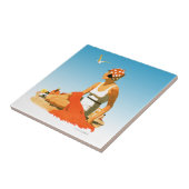 Elegant beeld van vrouw op strand tegeltje (Zijkant)