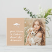 Élégant Beige Graduation Invitation (Debout devant)