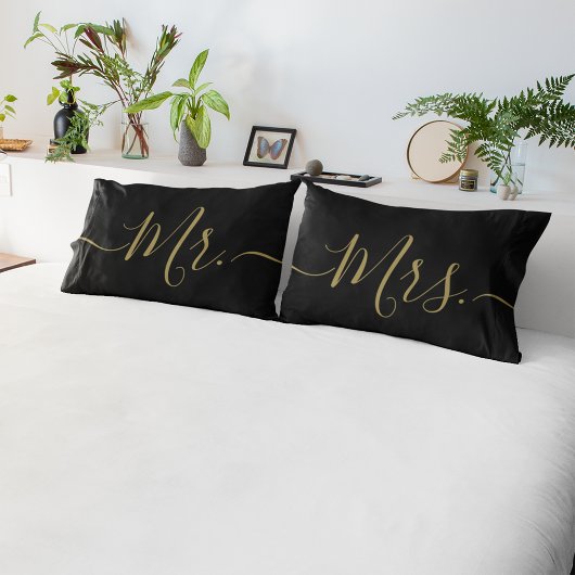Elegant Black and Gold Mr. Mrs. Script Newlywed Kussensloop