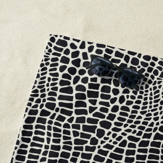 Elegant Black Crocodile Print Beach Towel Strandlaken (In situ)