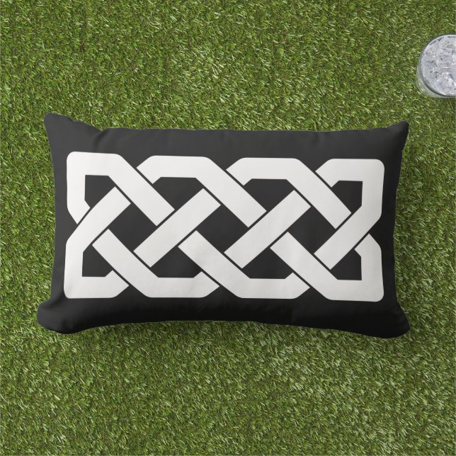 Elegant Black en White Celtic Knot Pattern Buitenkussen (Gras)