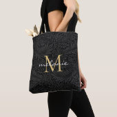 Elegant Black Floral Gold Script Monogram Draagtas (Dichtbij)