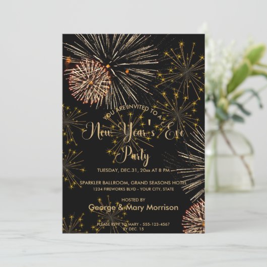 Elégant Black Gold New Year's Eve Party Invitation (Debout devant)