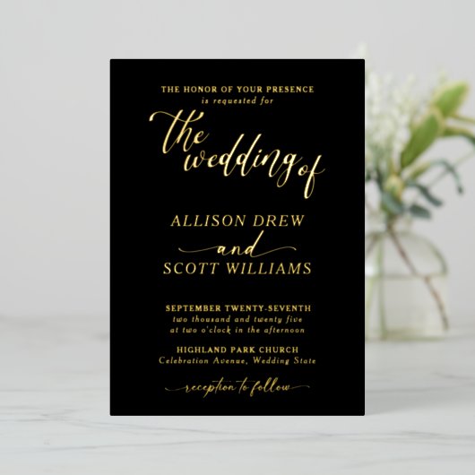 Elégant Black Gold Script Mariage Foil Invitation (Debout devant)