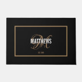 Elegant black gold script monogram naam bruiloft deurmat (Voorkant)