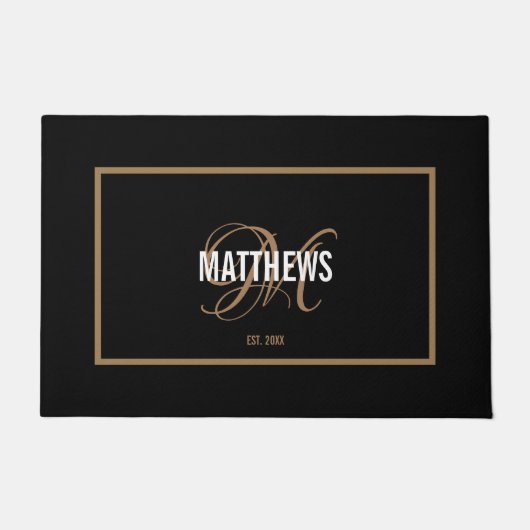 Elegant black gold script monogram naam bruiloft deurmat (Voorkant)