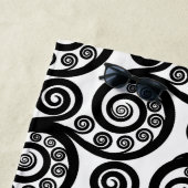 Elegant Black & White Curls Koru Fern Frond Strandlaken (In situ)