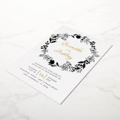 Elegant Black White Gold Floral Wreath Wedding Folie Uitnodiging (Gedraaid)
