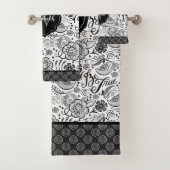 Elegant Black White Monogram Bad Handdoek (Insitu)