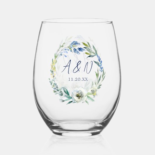 Elegant Blauw Bloemen Krans Monogram Bruiloft Wijnglas Zonder Voet (Achterkant)