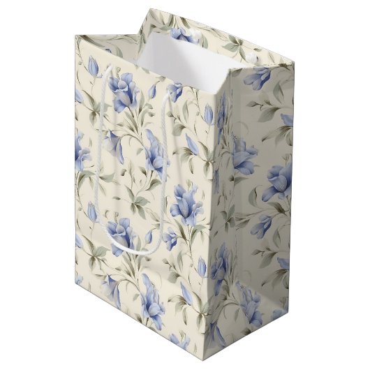 Elegant  Blauw Bloemen op Cream Achtergrond Medium Cadeauzakje (Voorkant Gekanteld)