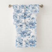 Elegant Blauw en Wit Gegraveerde Pioenrozen Bad Handdoek (Insitu)