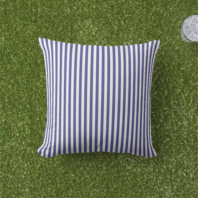 Elegant Blauw En Wit Strepenpatroon Buitenkussen (Gras)