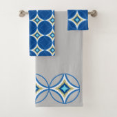 Elegant Blauw & Goud verzendpatroon op grijs Bad Handdoek (Insitu)