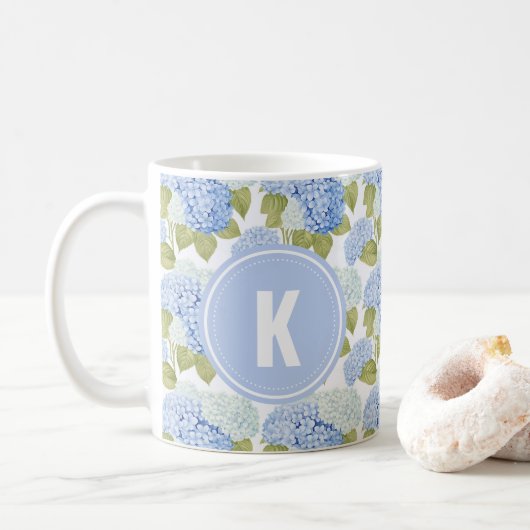 Elegant Blauw Hydragea Bloemen Patroon Monogram Koffiemok (Met donut)