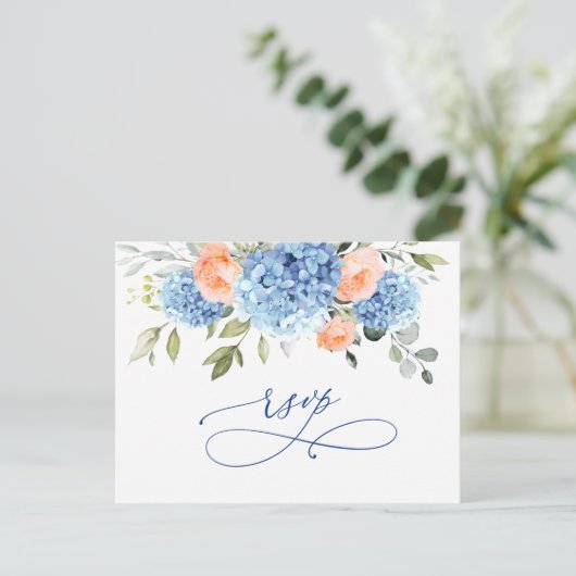 Elegant Blauw Hydrangea Blush Rozen Bruiloft RSVP Briefkaart (Staand voorkant)