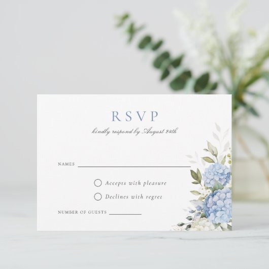 Elegant Blauw Hydrangea Groen Bruiloft RSVP Kaart (Staand voorkant)