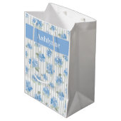 Elegant Blauw Hydrangea Patroon Grijze Streep Naam Medium Cadeauzakje (Voorkant Gekanteld)