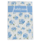 Elegant Blauw Hydrangea Patroon Grijze Streep Naam Medium Cadeauzakje (Voorkant)