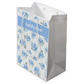 Elegant Blauw Hydrangea Patroon Grijze Streep Naam Medium Cadeauzakje (Achterkant Gekanteld)